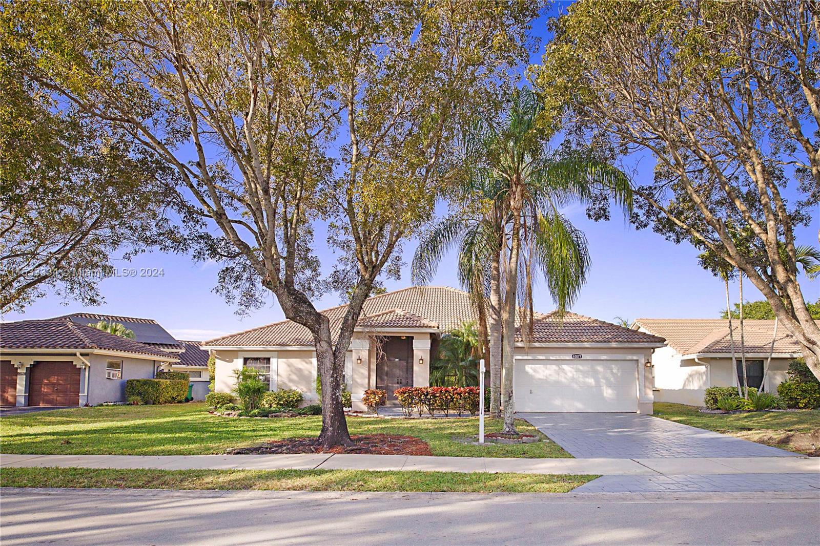 10077 N Springs Way