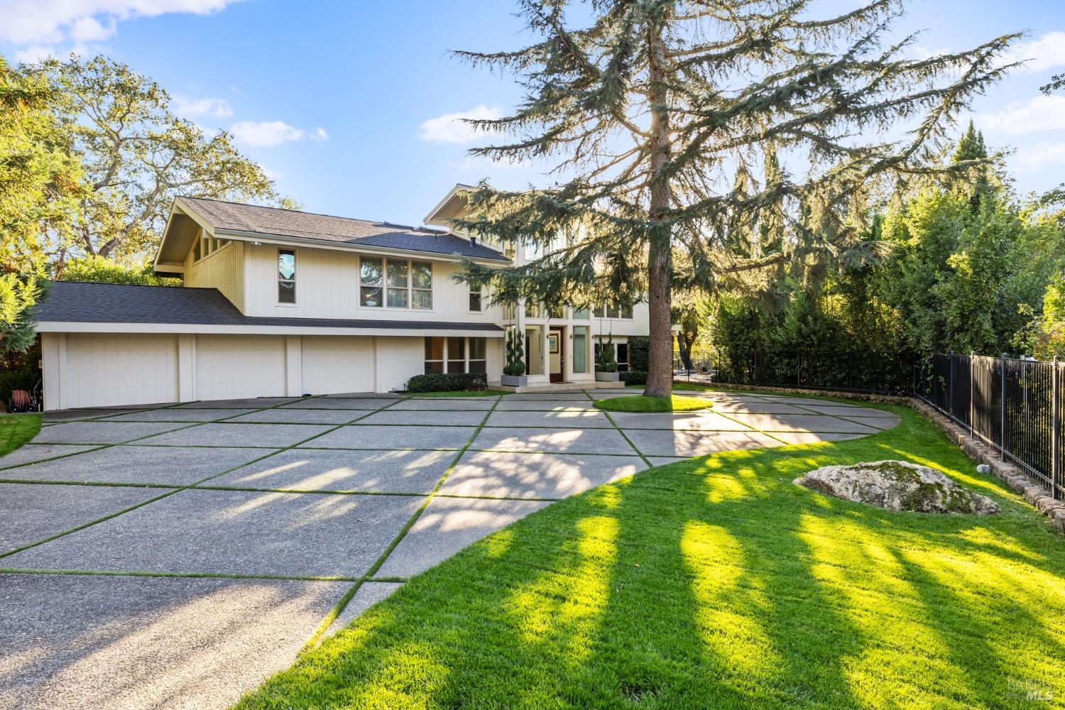 2710 Hillcrest Drive