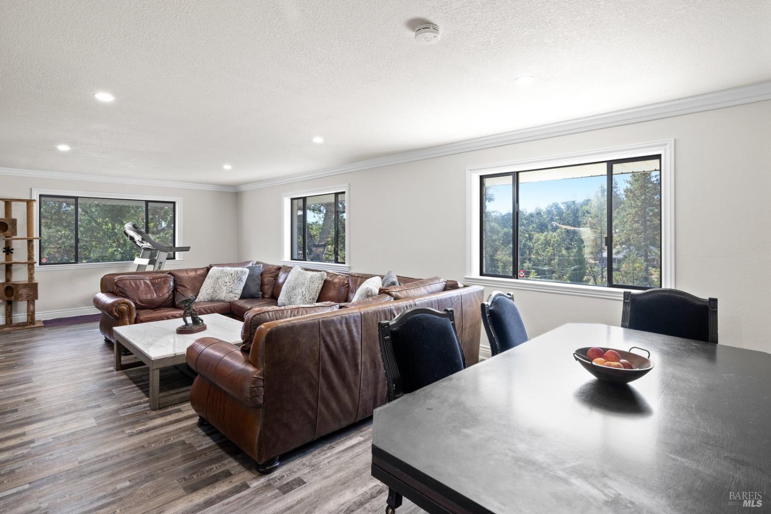 875 White Cottage Road N