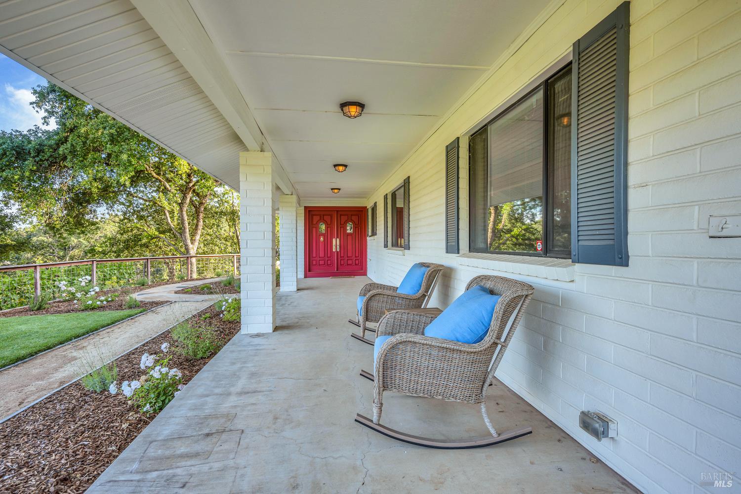 875 White Cottage Road N