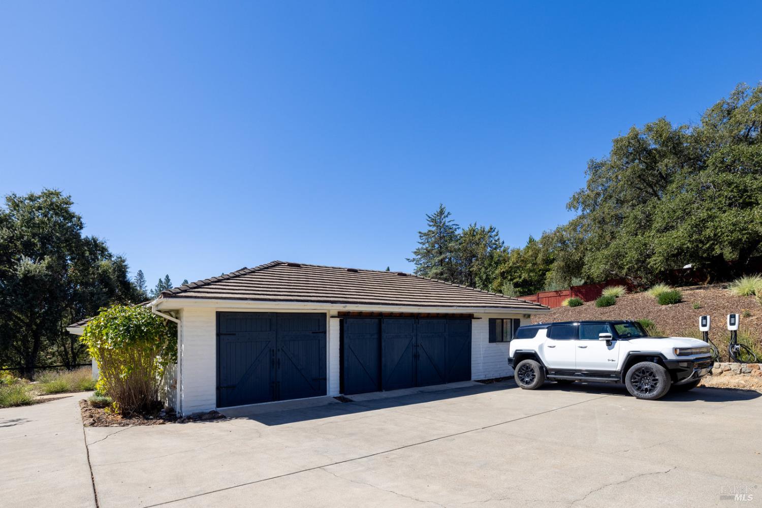 875 White Cottage Road N