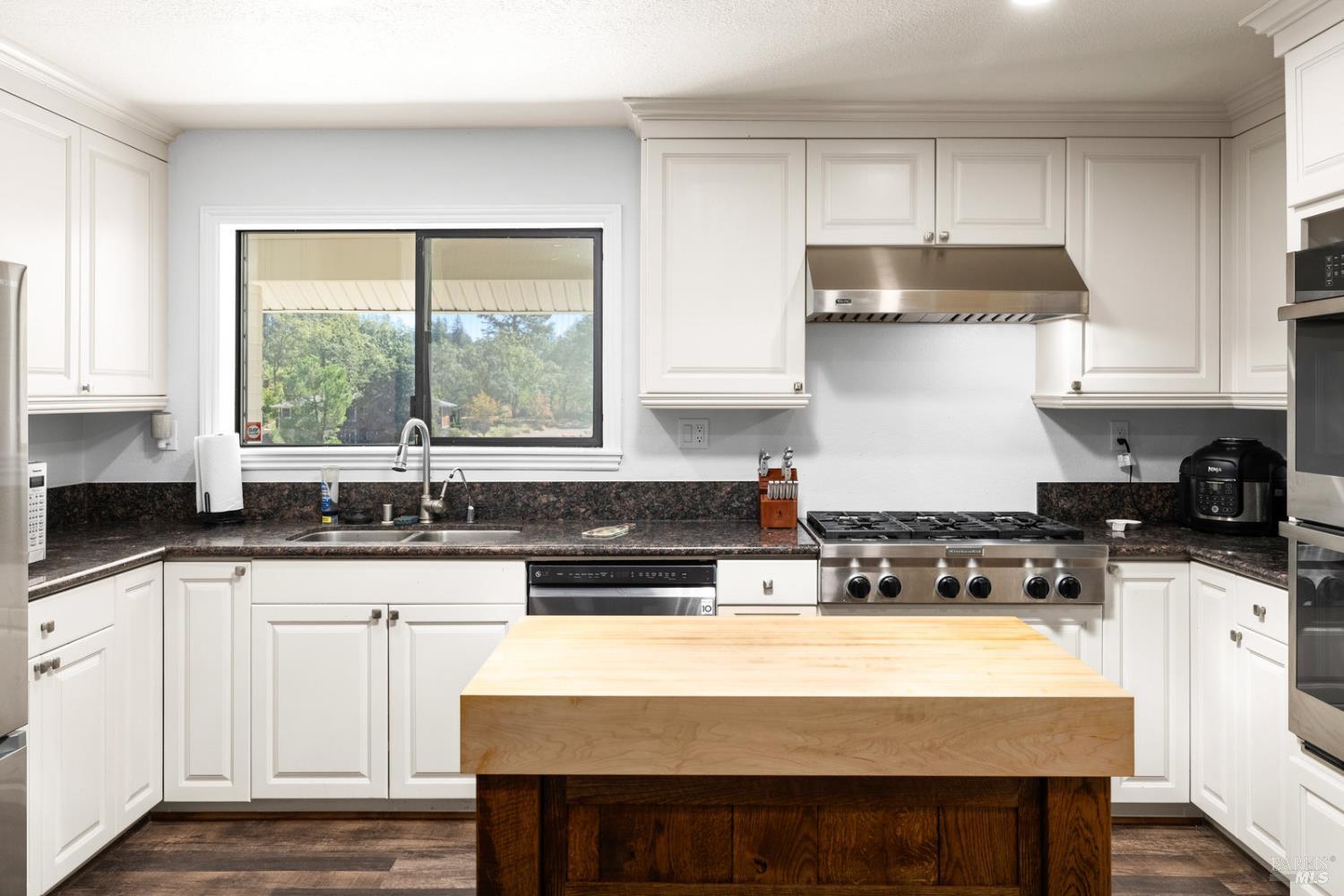 875 White Cottage Road N