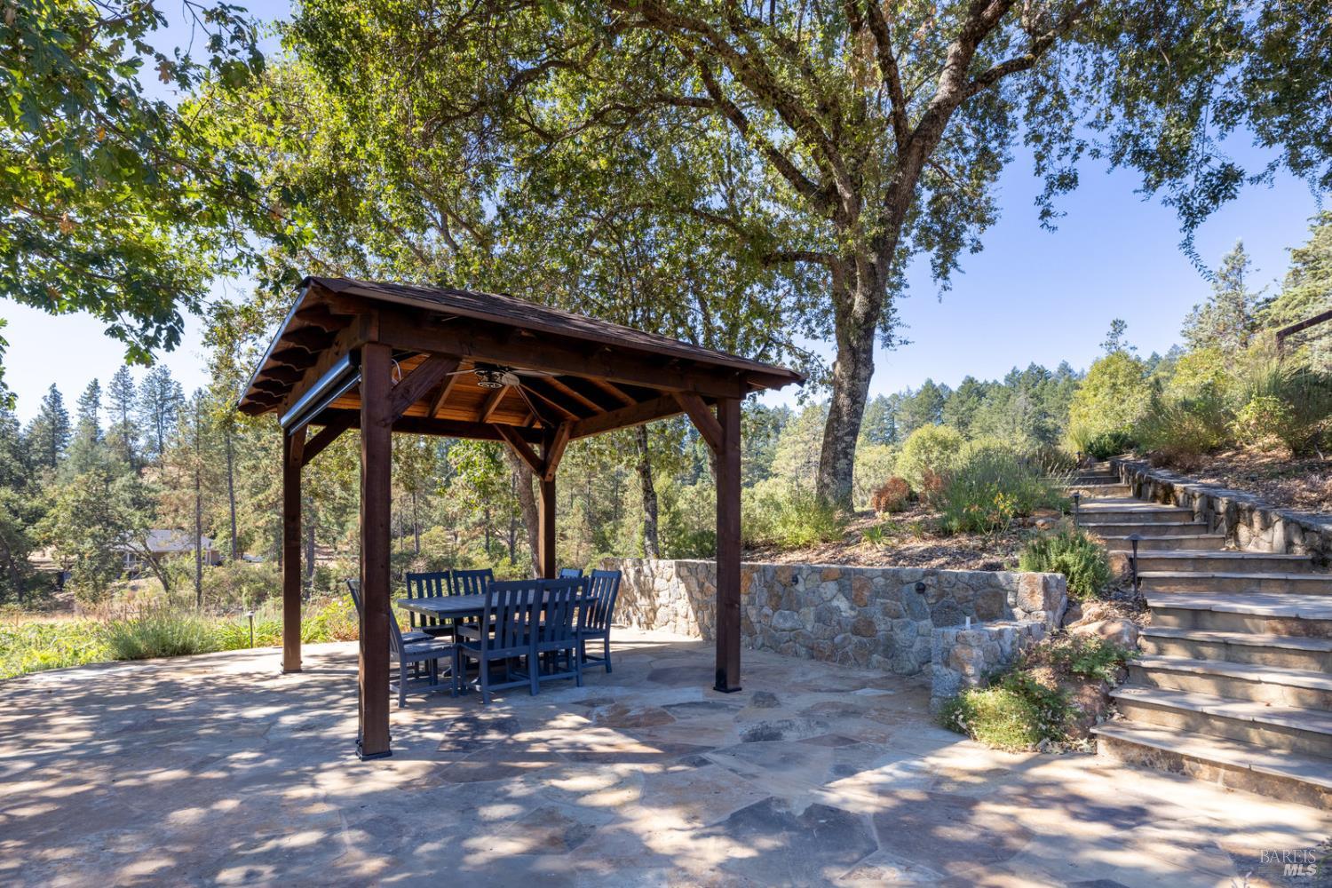 875 White Cottage Road N