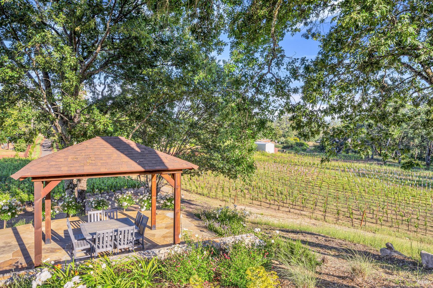 875 White Cottage Road N