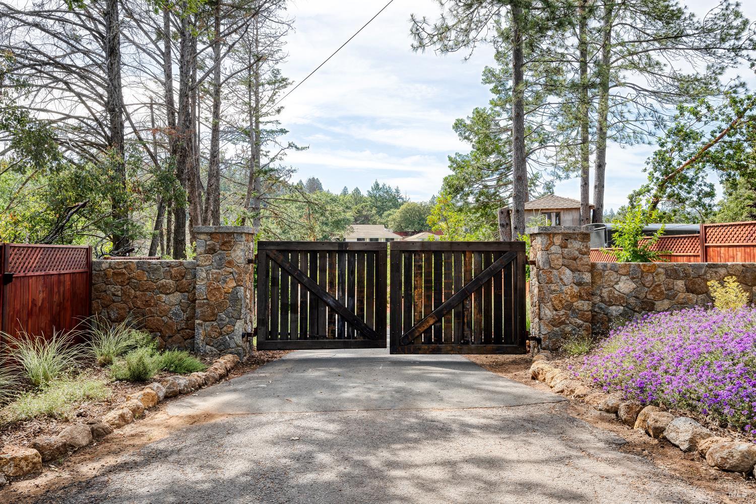 875 White Cottage Road N