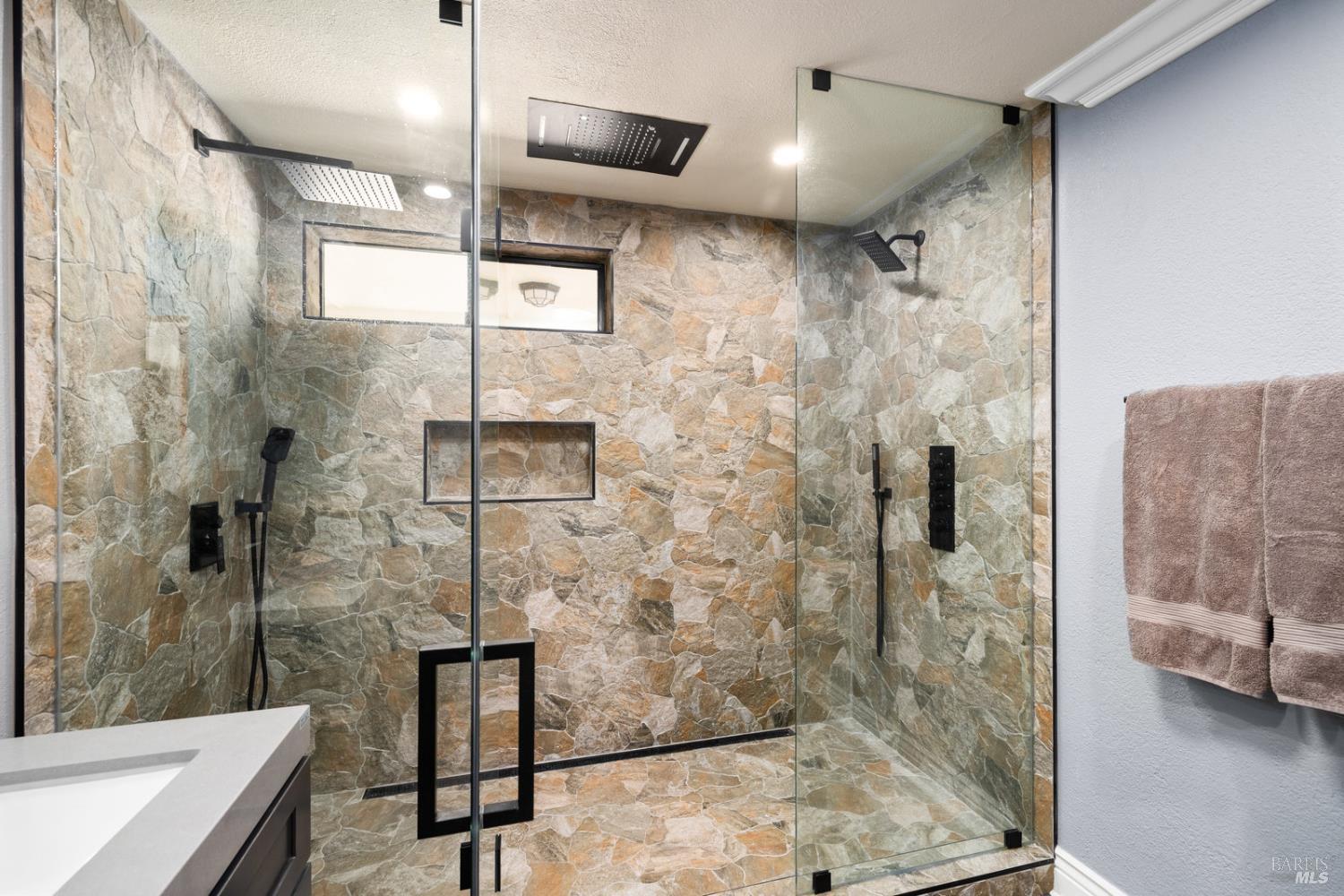 875 White Cottage Road N