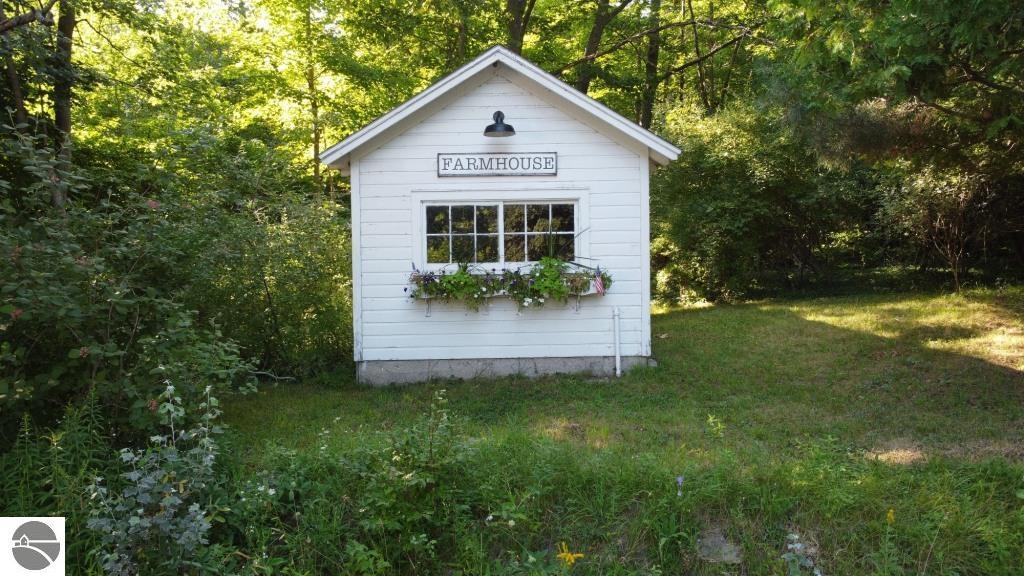 3257 N Manitou Trail W