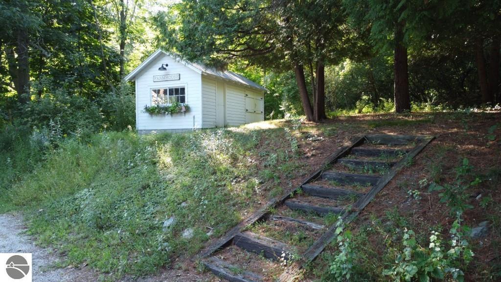 3257 N Manitou Trail W