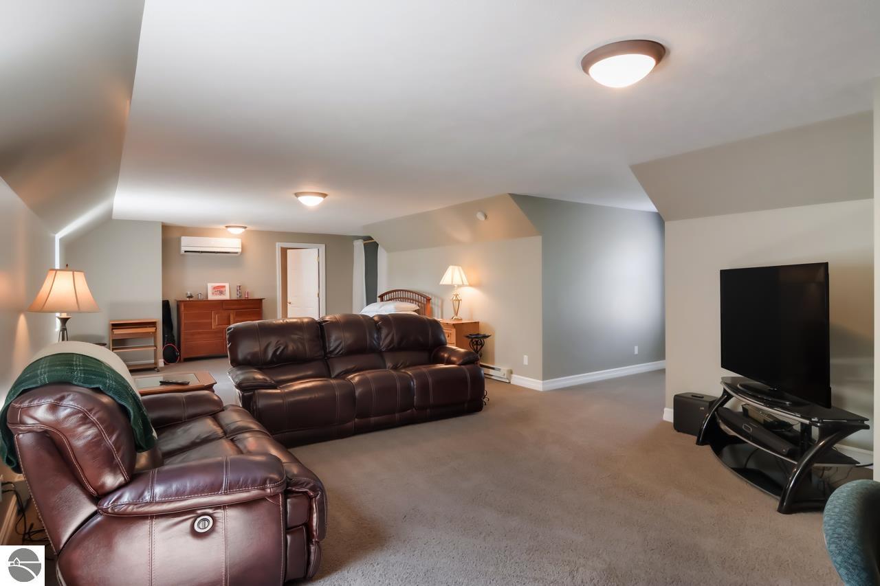 8589 Underwood Ridge