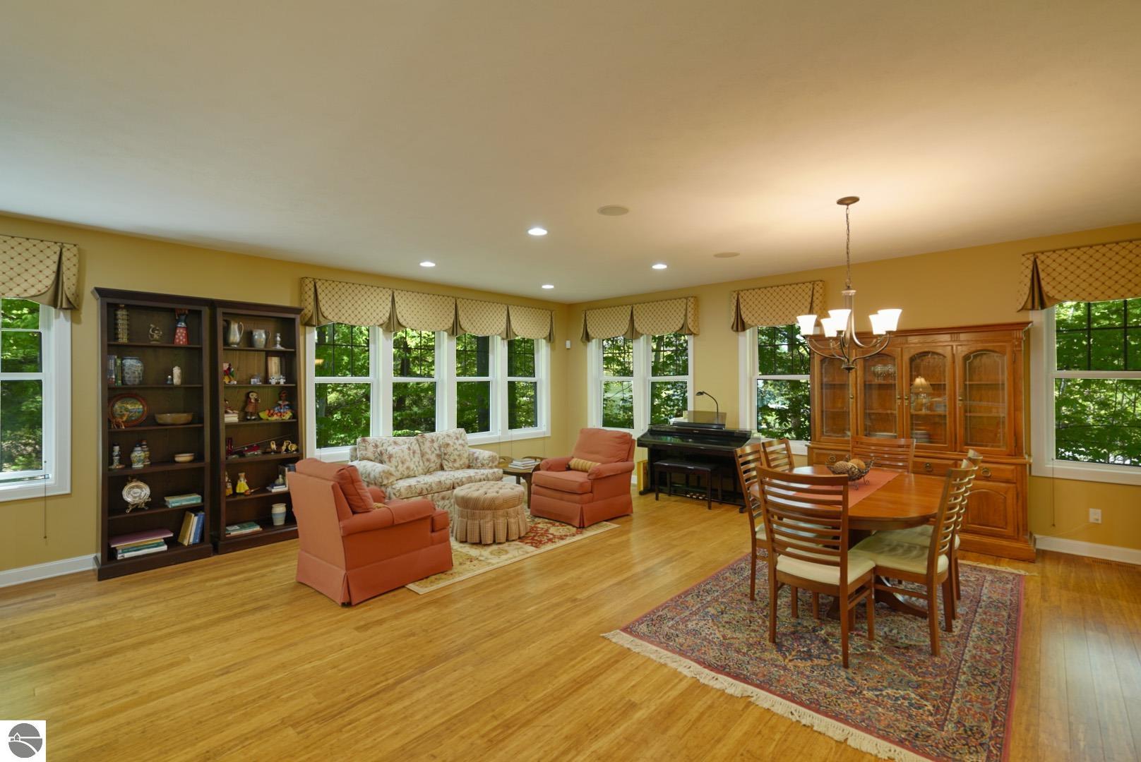 437 Summerwood