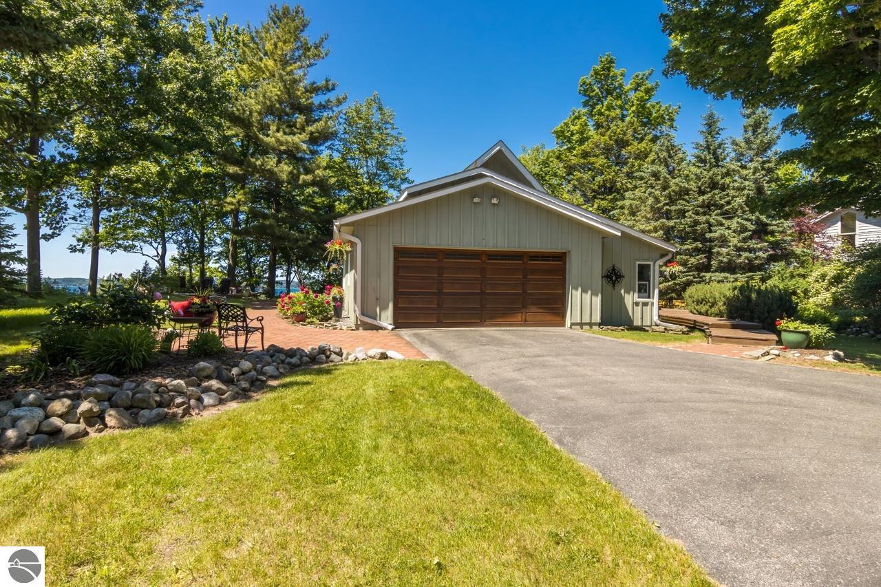 8639 Woodridge Drive