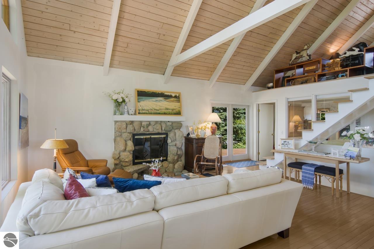 8639 Woodridge Drive