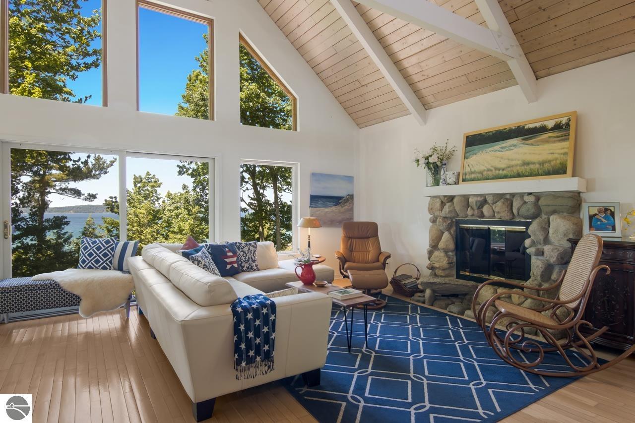8639 Woodridge Drive