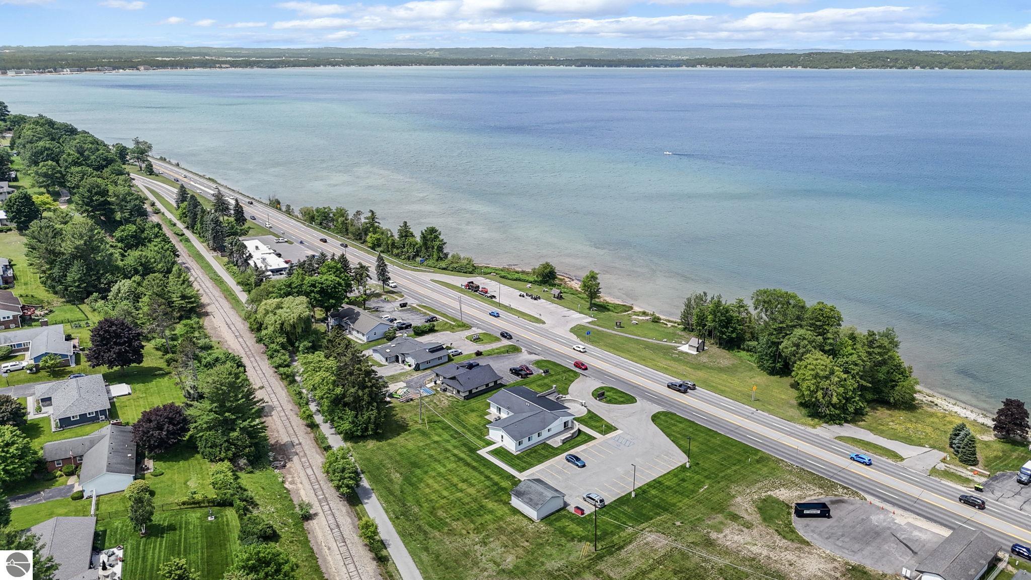 5168 - 5200 N US-31