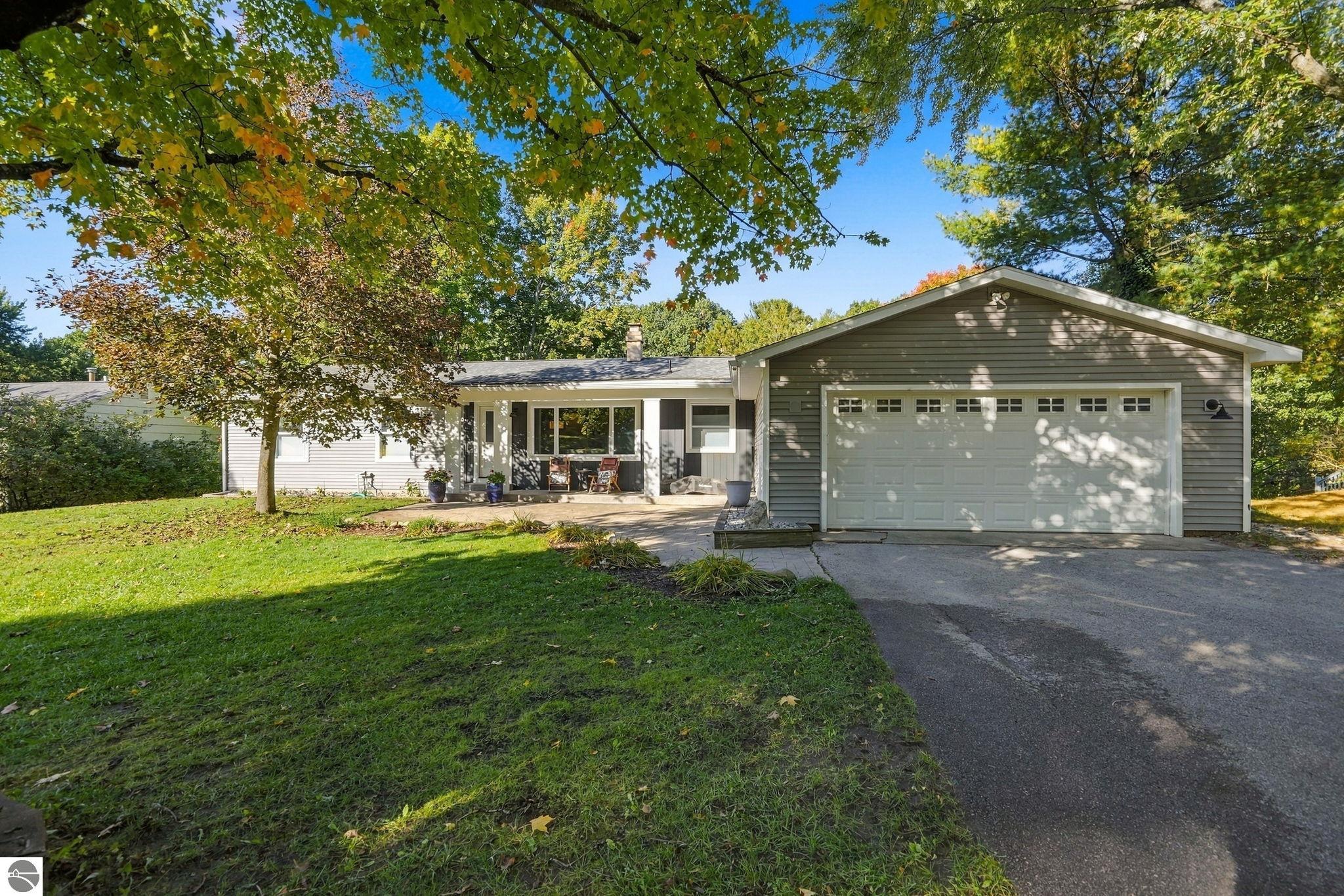 733 Highland Park Drive Traverse City Mi Us 49686 20ebc3ecb310ebc292ac669db417ce36