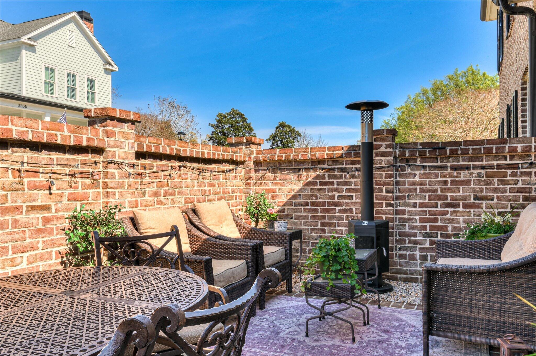 2114 Carnes Place