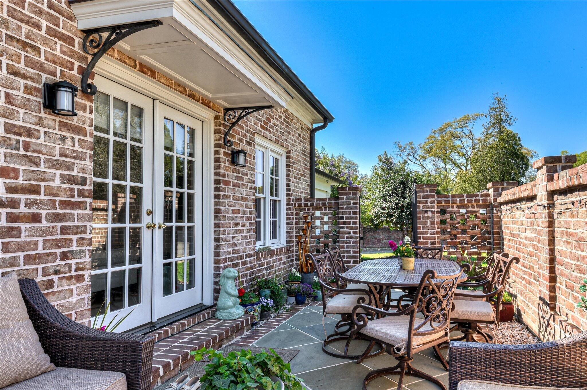 2114 Carnes Place