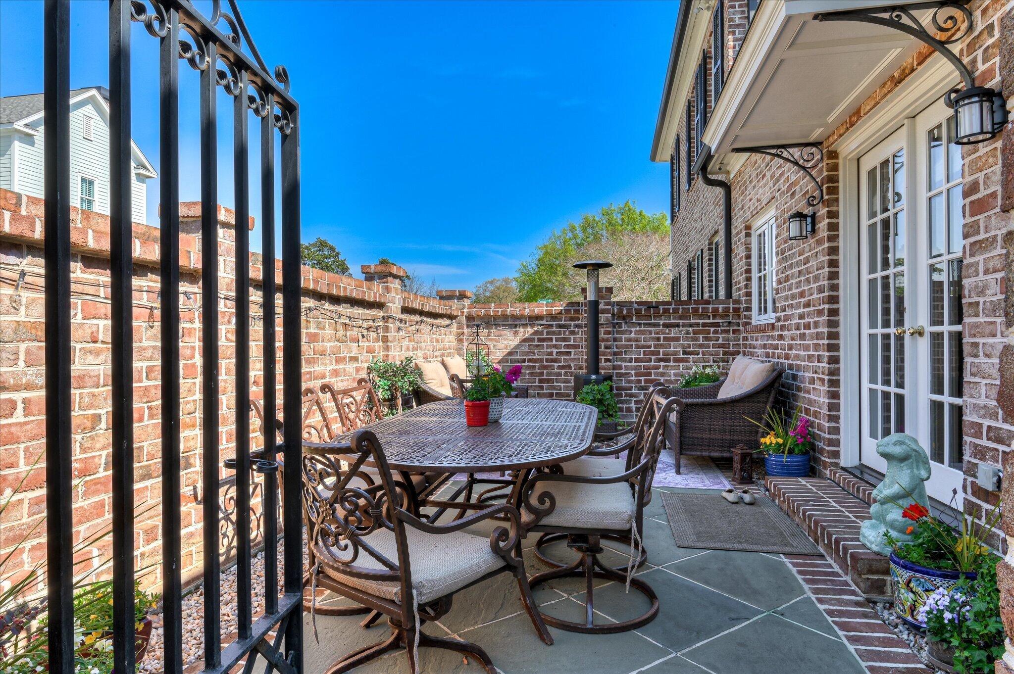 2114 Carnes Place