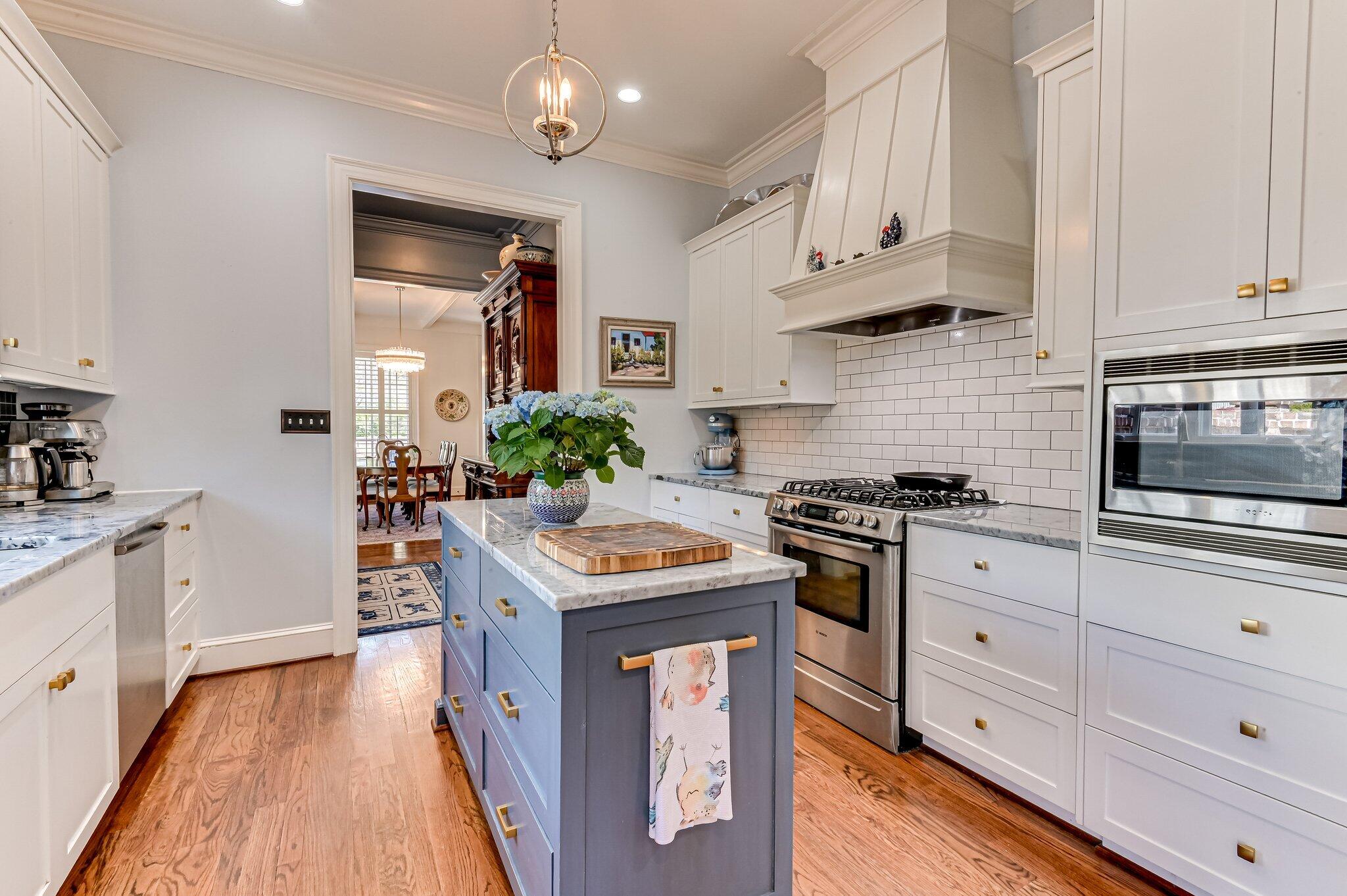 2114 Carnes Place