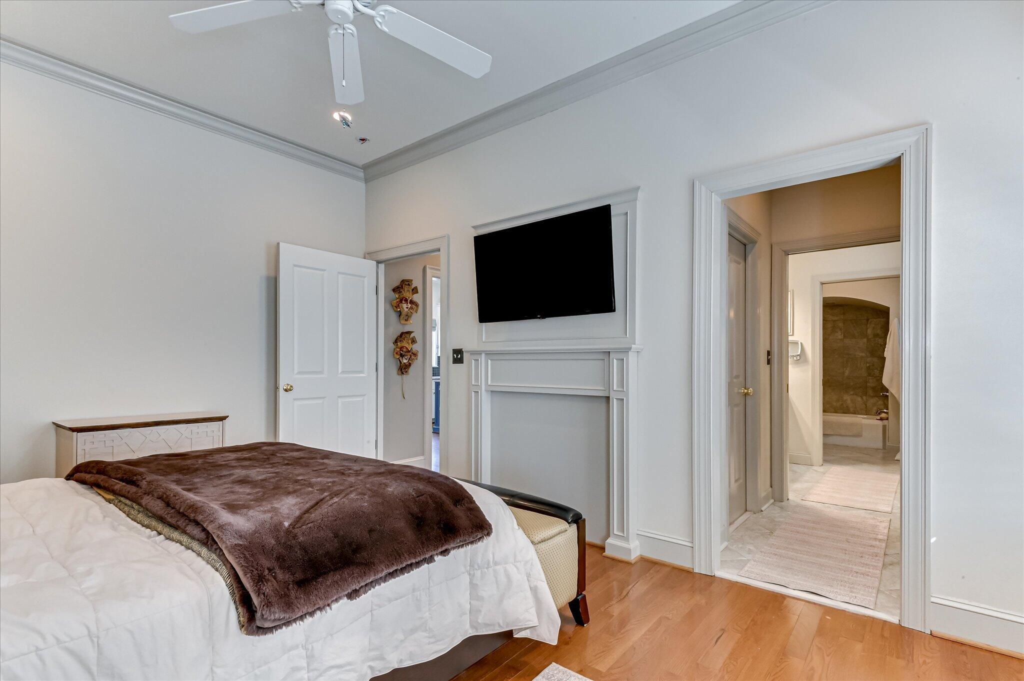 2114 Carnes Place