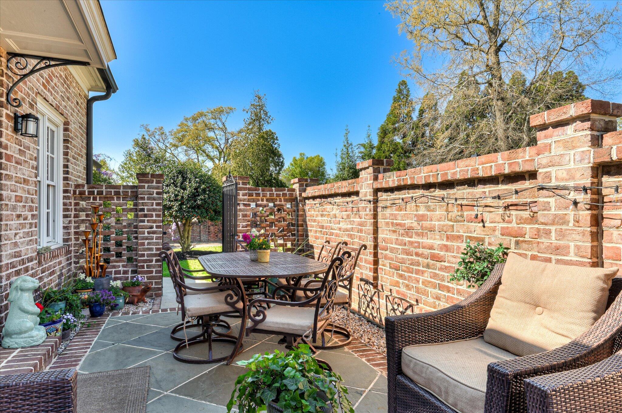 2114 Carnes Place