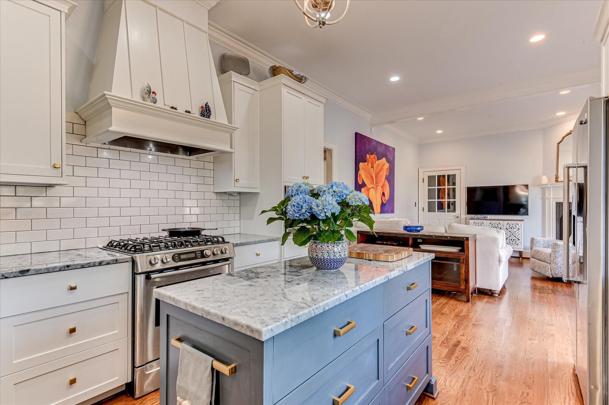 2114 Carnes Place
