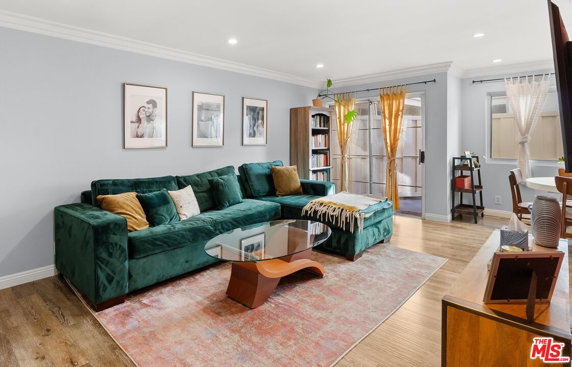 525 N Sycamore Ave Unit: 225