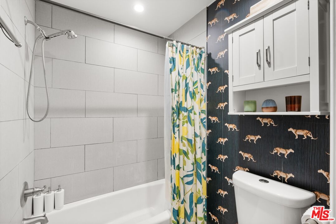 525 N Sycamore Ave Unit: 225