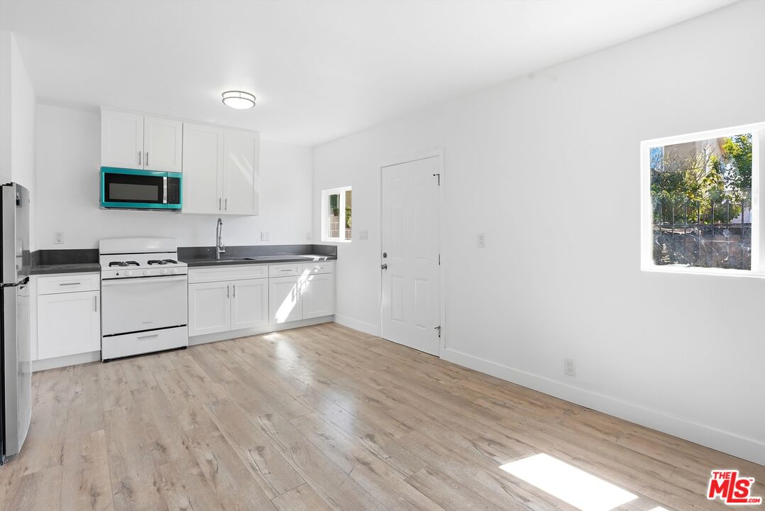 208 W 49th St