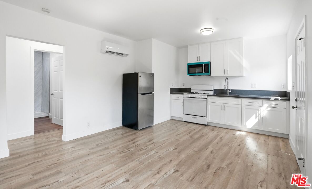 208 W 49th St