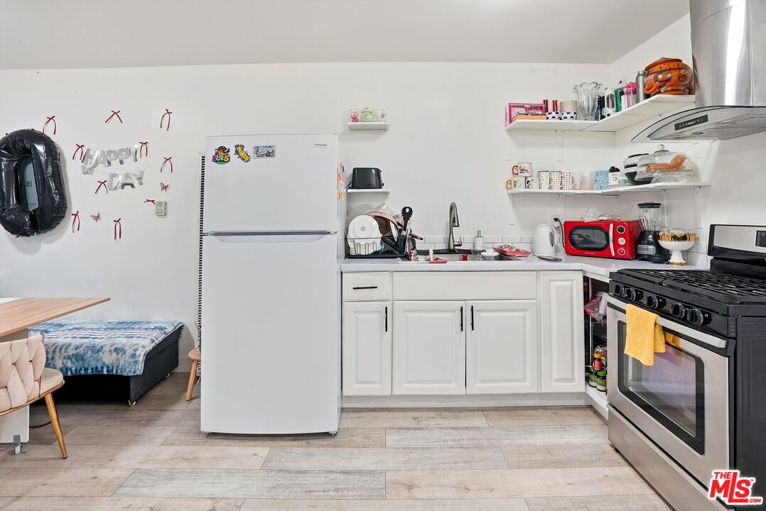 208 W 49th St
