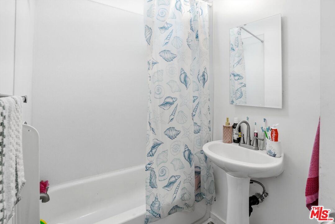 208 W 49th St