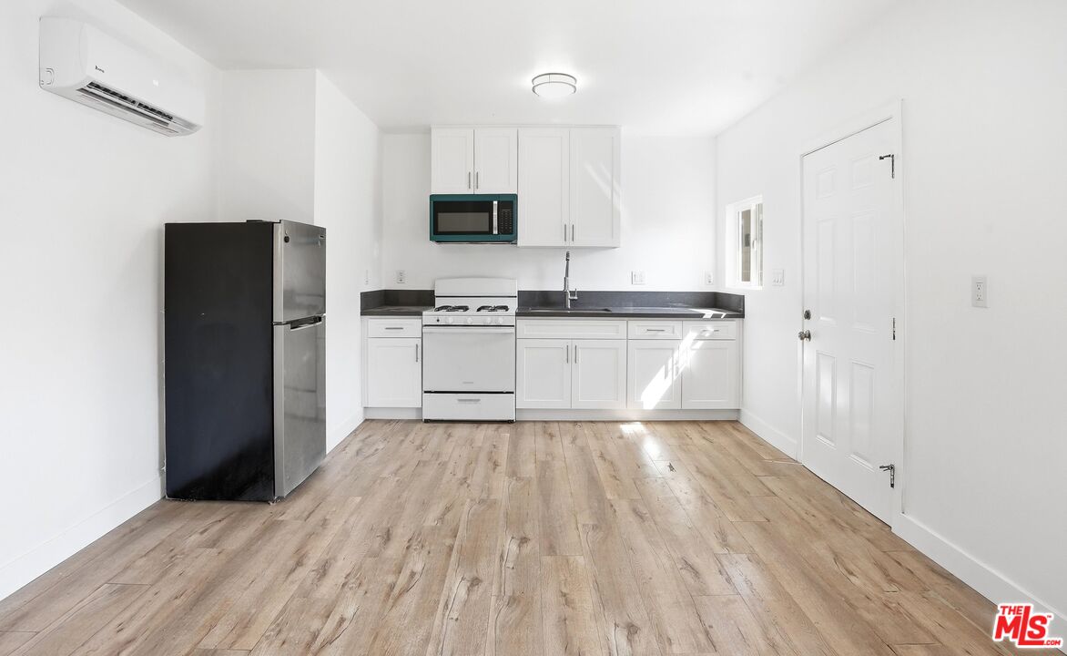 208 W 49th St