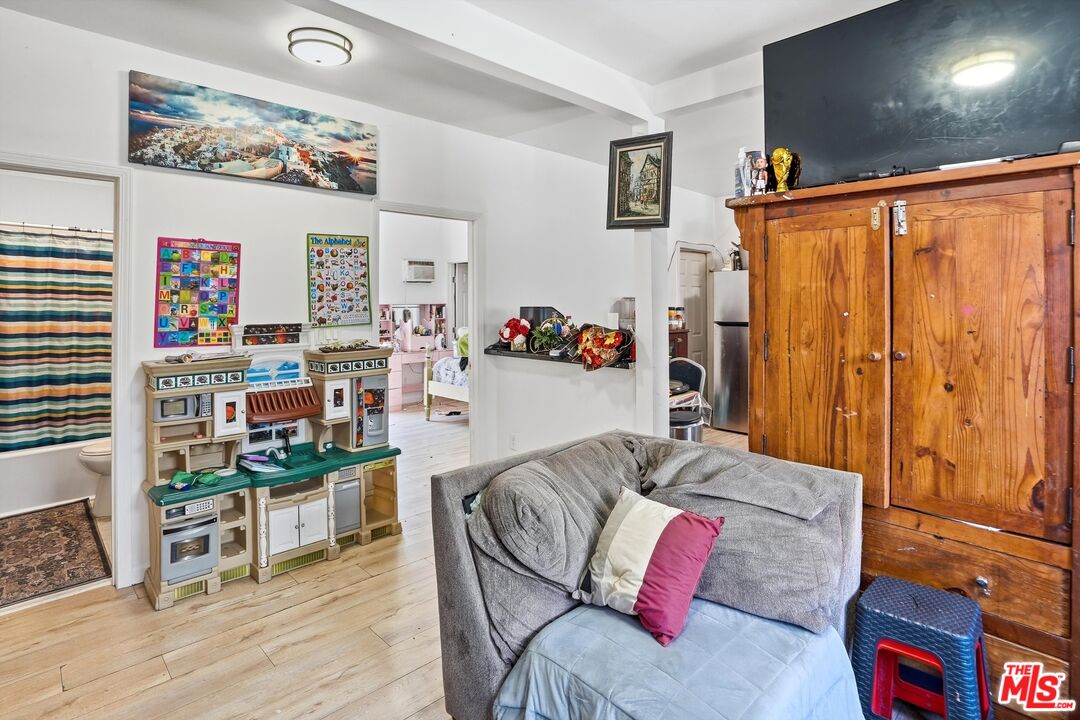 208 W 49th St