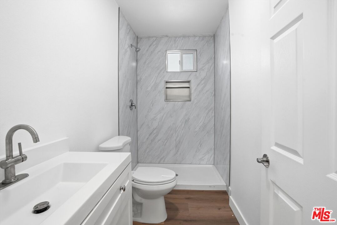 208 W 49th St