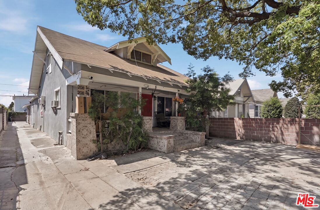 208 W 49th St