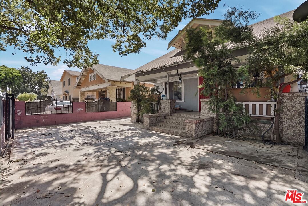 208 W 49th St