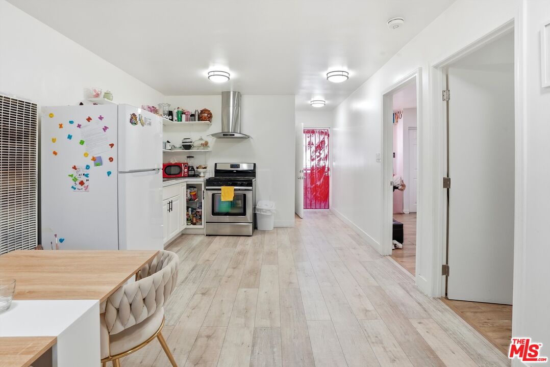208 W 49th St