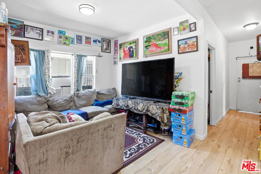 208 W 49th St