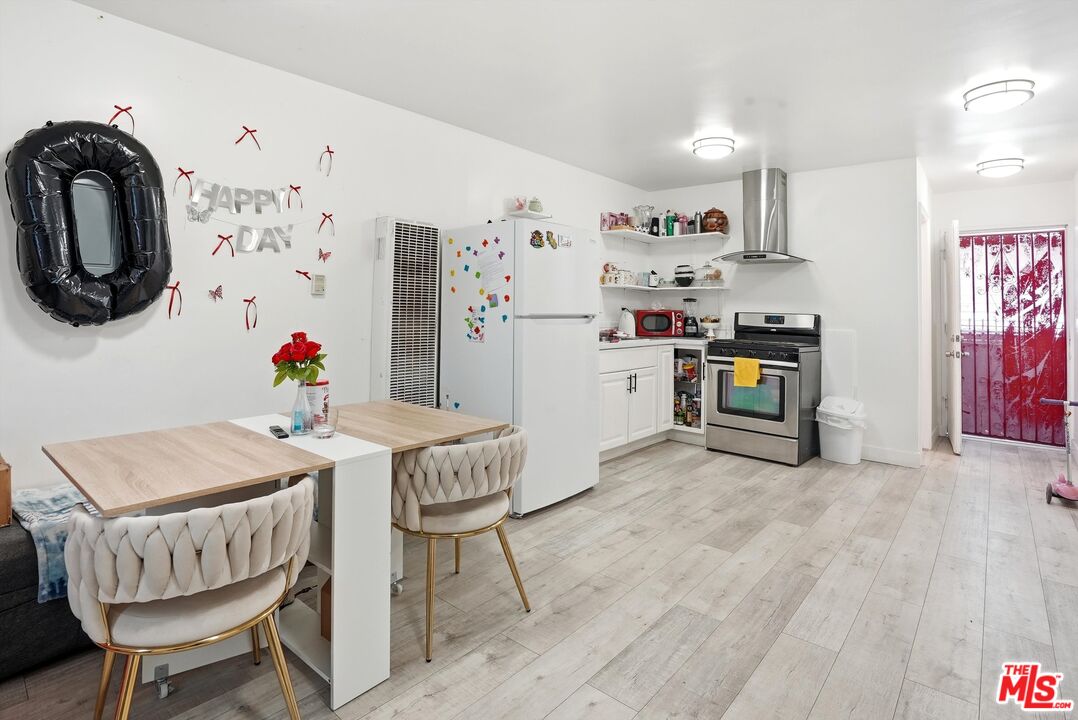 208 W 49th St