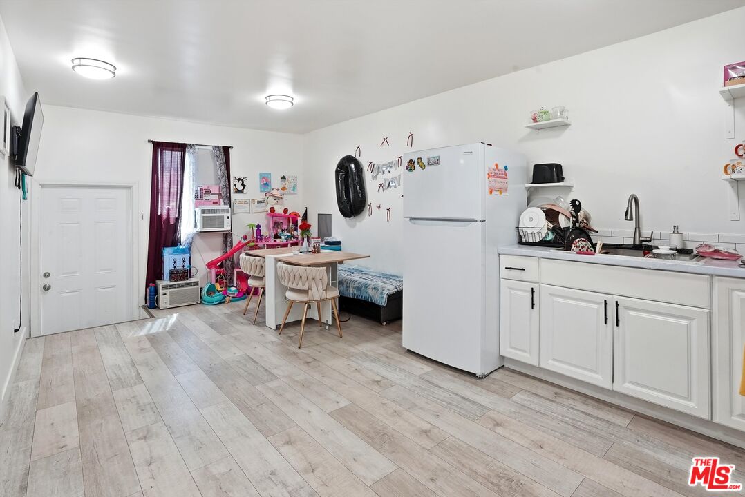 208 W 49th St