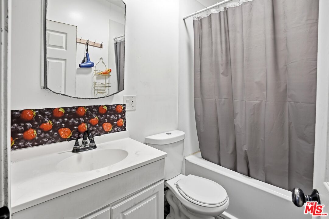 208 W 49th St
