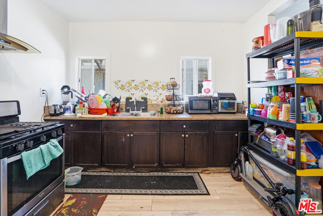 208 W 49th St