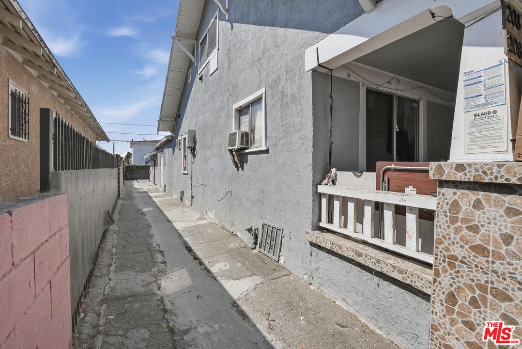 208 W 49th St