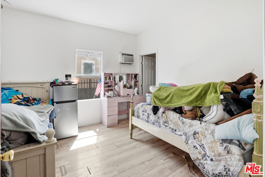 208 W 49th St