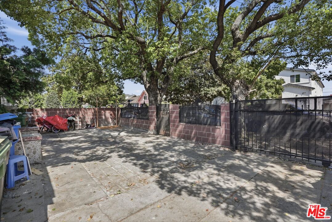 208 W 49th St