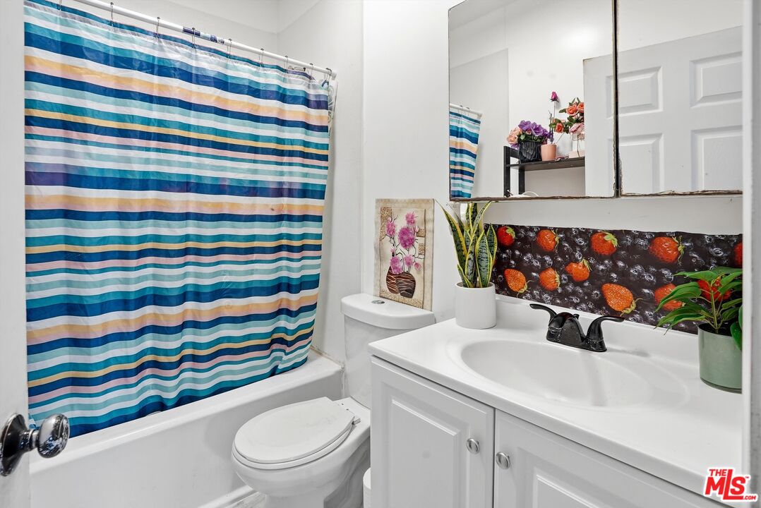 208 W 49th St