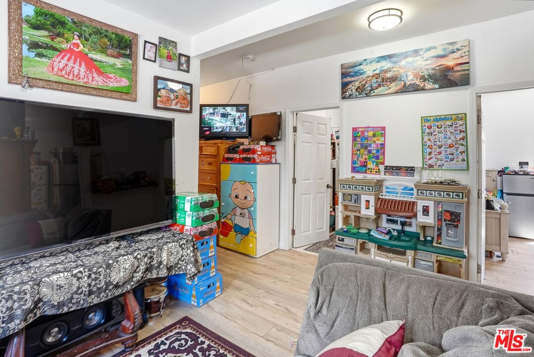 208 W 49th St