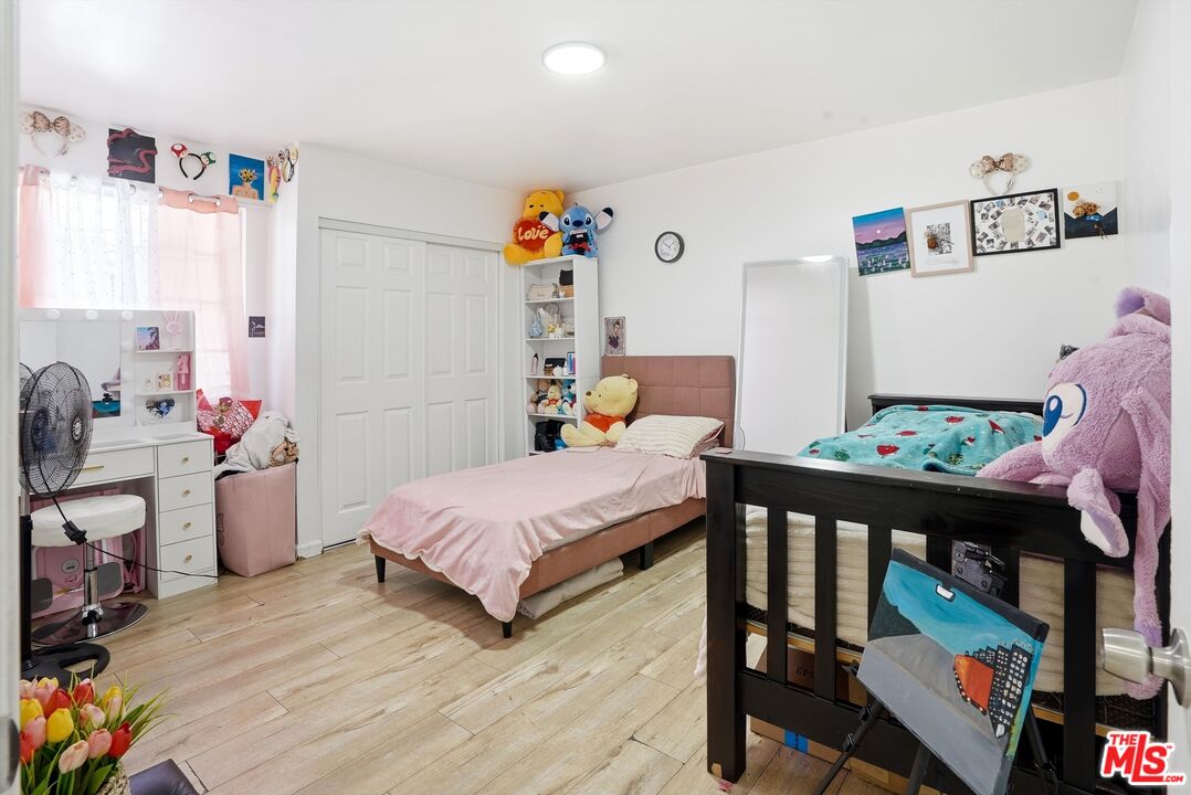 208 W 49th St