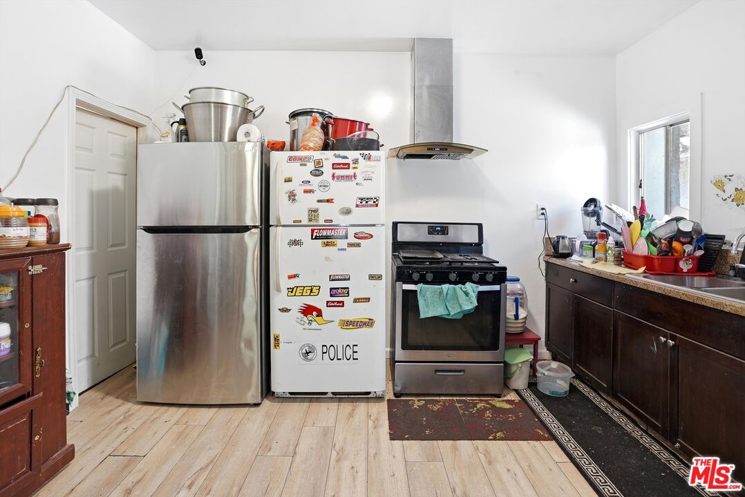 208 W 49th St